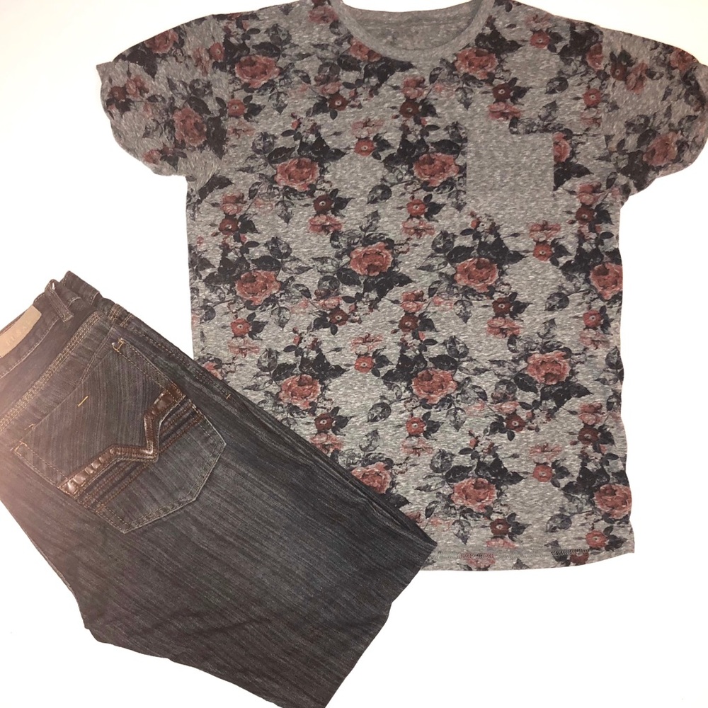 🏈 Men’s super soft floral tee 🏈